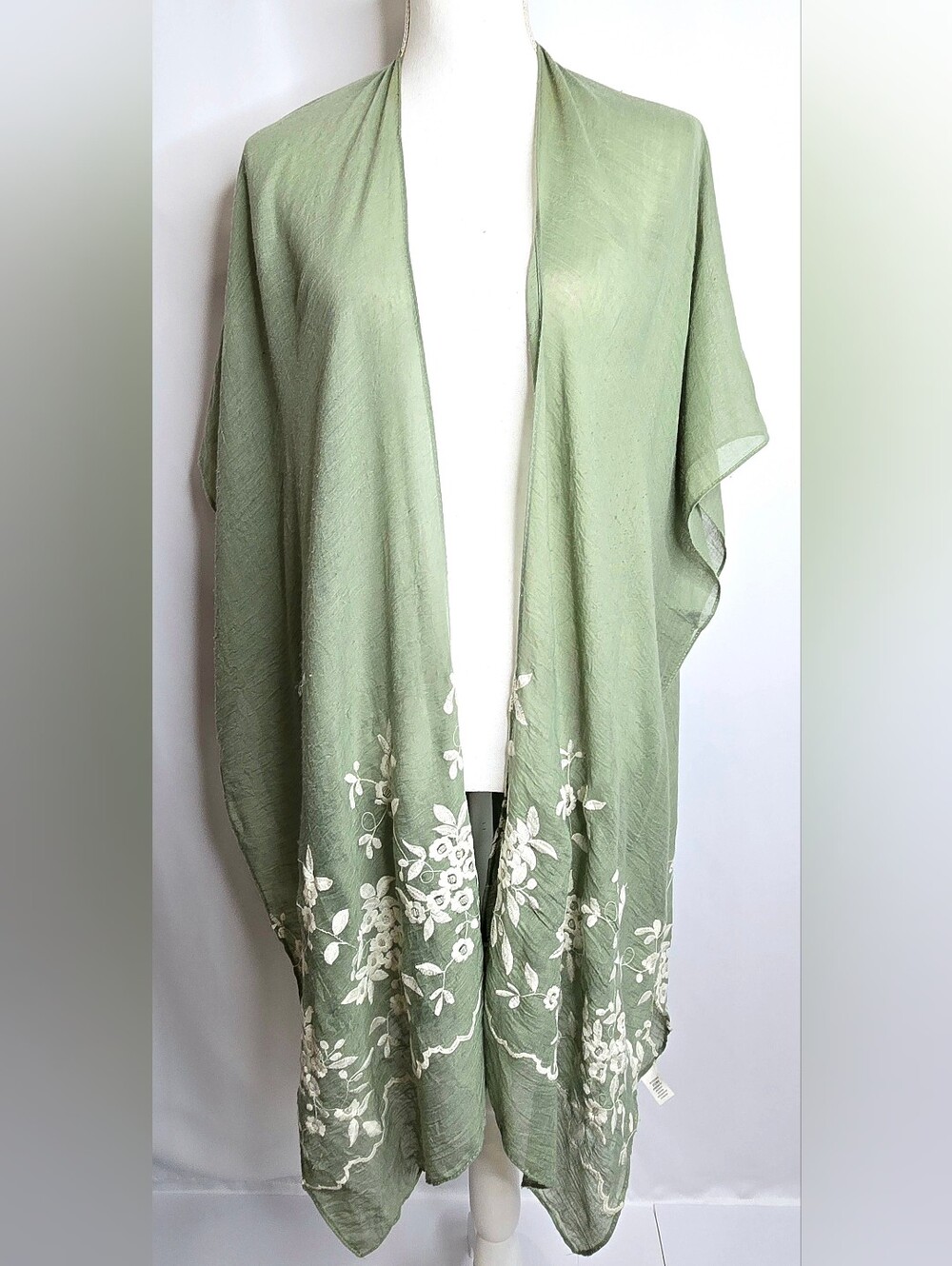 Francesca’s Sage Green Floral Embroidered Kimono Ruana Wrap One Size